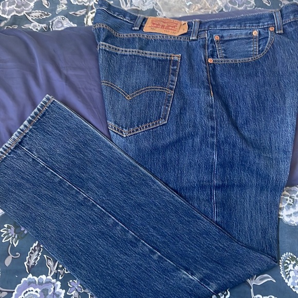 These are a pair of Levi’s 501 blue jeans. W40 L32 - Picture 2 of 3